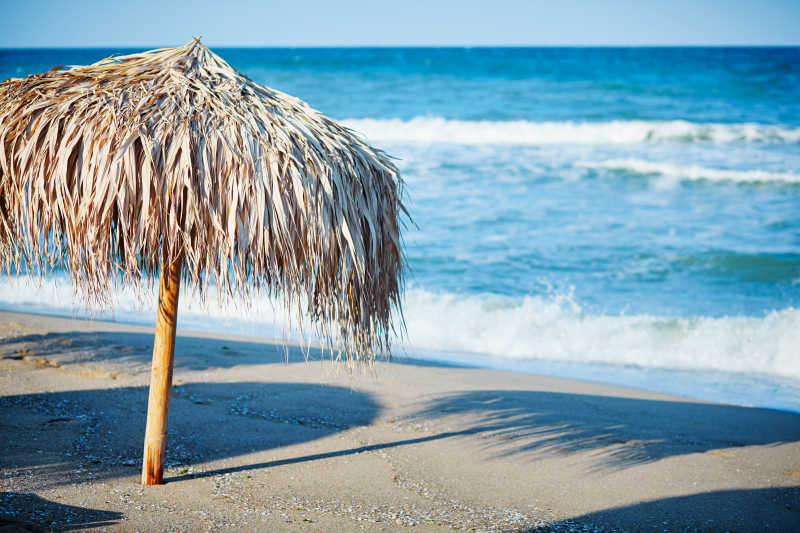 海滩上的茅草伞