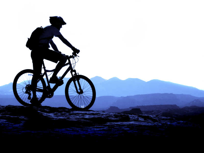 一个在山上骑山地自行车的人
