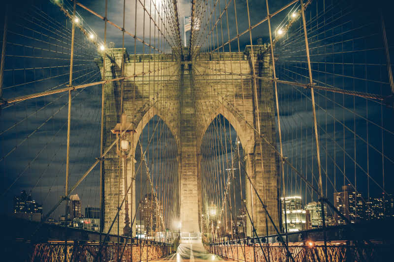 夜晚下的纽约布鲁克林大桥