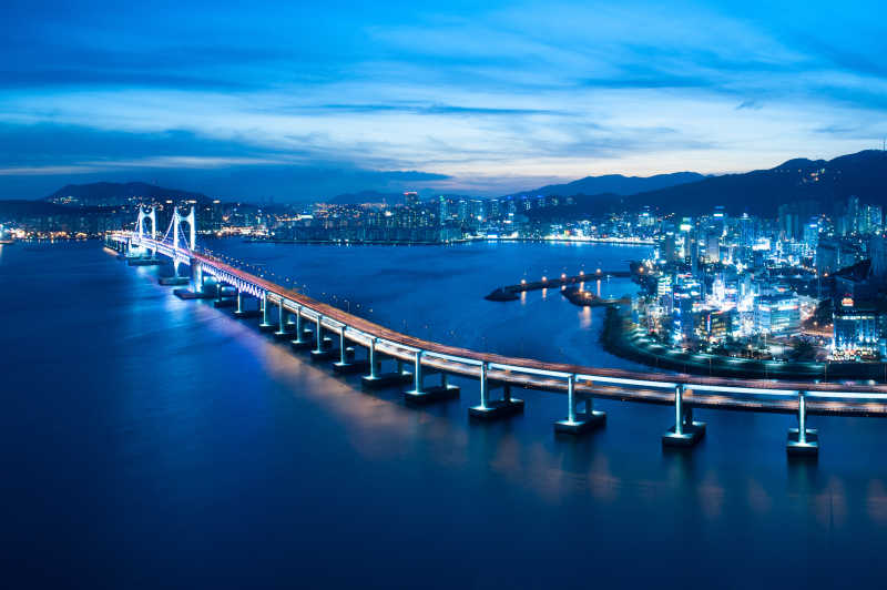 韩国釜山的一座架在水上的桥