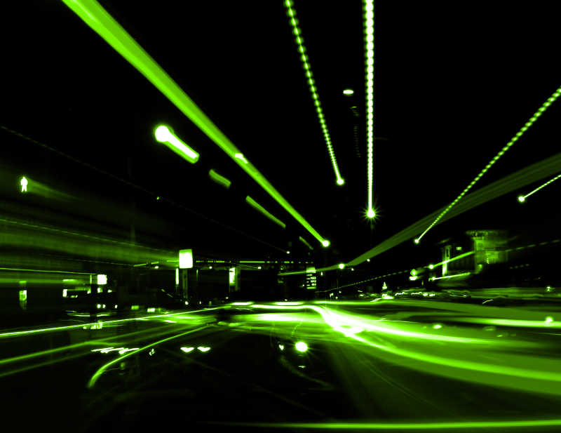 绿色光线下的道路城市夜景