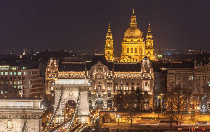 布达佩斯的链子桥和教堂的圣史蒂芬的夜景