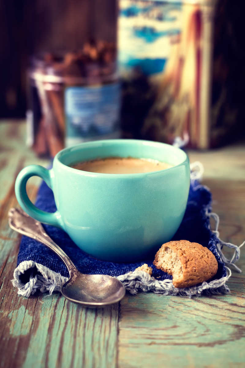 青色木桌上的咖啡咖啡杯