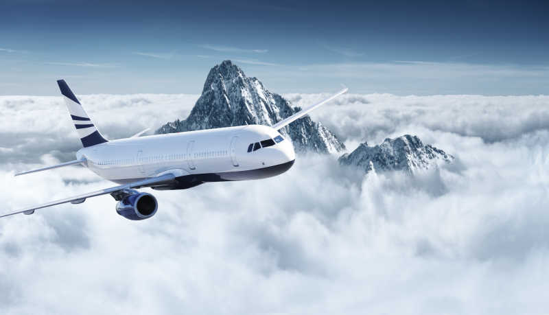 飞在云端的空中飞机客机