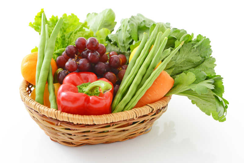 干净篮子里的新鲜水果和蔬菜
