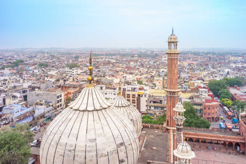 从贾玛清真寺屋顶看德里老城区的城市景观