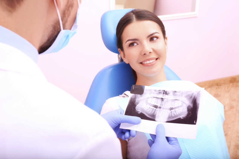 男牙医生看牙齿的X光图像