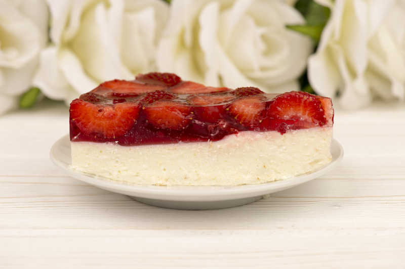 一盘草莓芝士蛋糕
