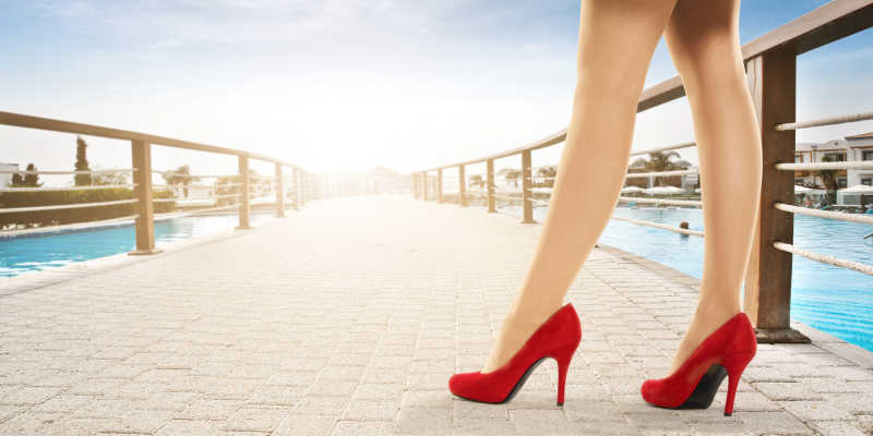 走在街头穿红色高跟鞋美女的美腿
