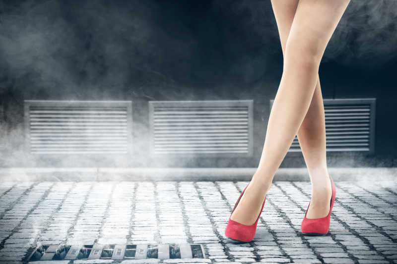 女人的腿和红色的高跟鞋