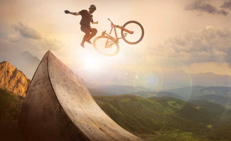 一个人骑着山地自行车做跳跃运动