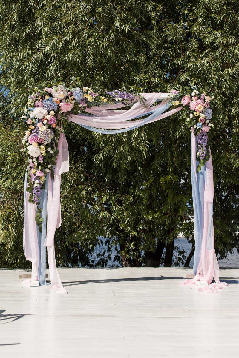 被鲜花装饰的婚礼拱门