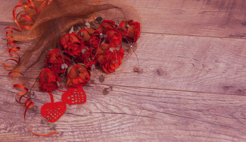 放在木板上的一束红色玫瑰花