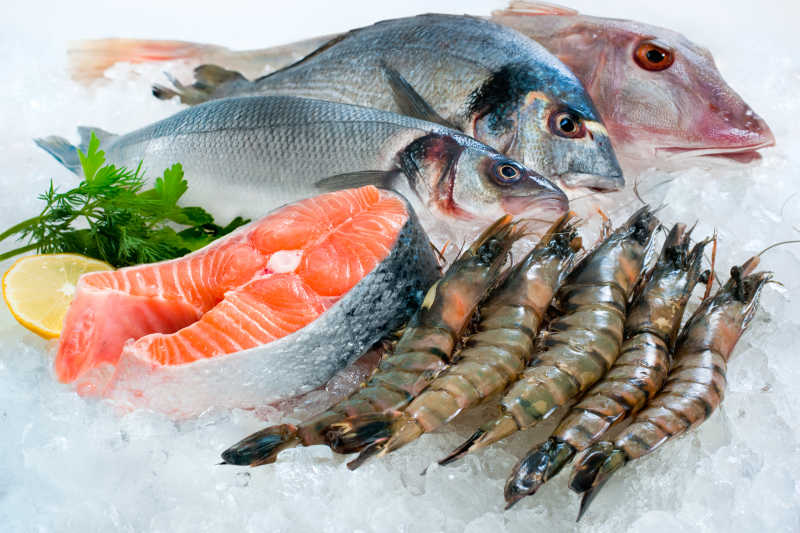 新鲜的海鱼和虾放在冰块上