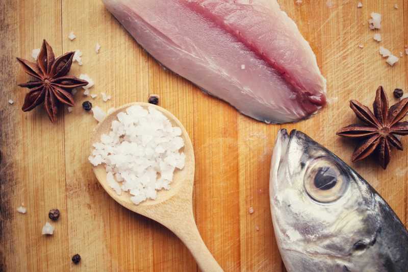 砧板上的新鲜鱼肉和香料