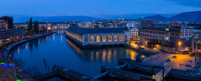 日内瓦夜晚的罗纳河和城市