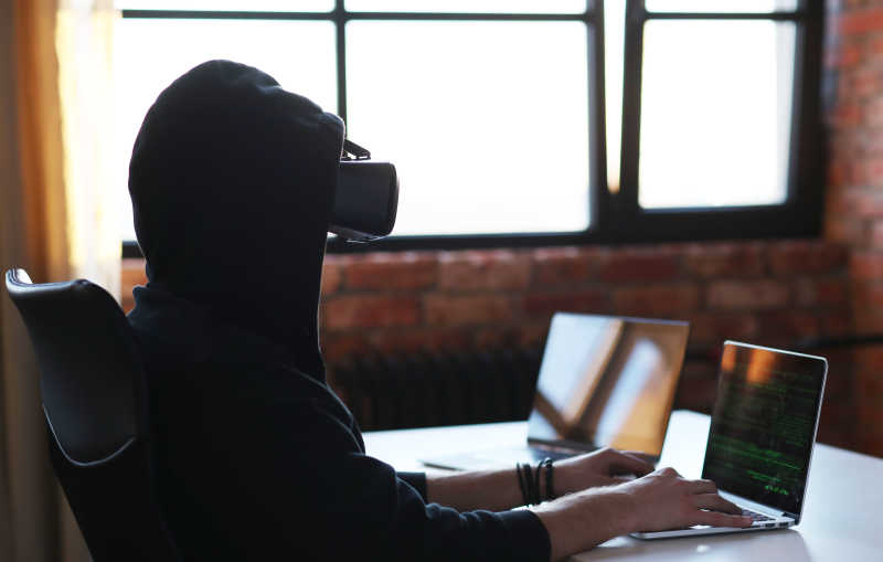 带着VR眼镜正在工作的黑客