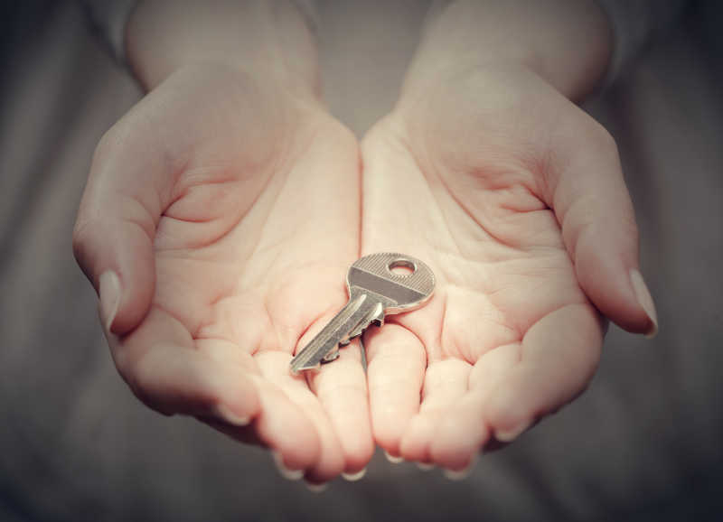 女人的手中捧着一把房屋钥匙