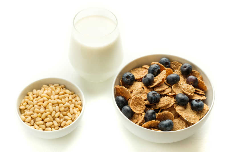 健康的食物多粒片蓝莓早餐牛奶