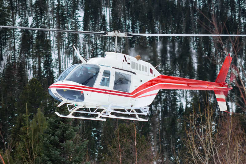 直升机降落在冬天的山