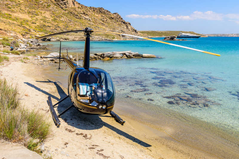 希腊基克拉泽斯海滩上的小型私人直升机