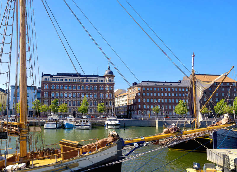 路堤和码头与游艇在老城区芬兰赫尔辛基