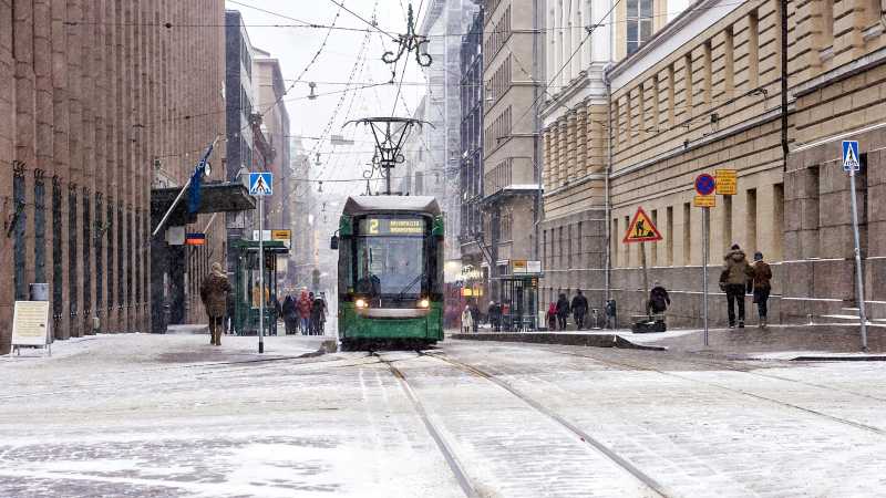 在赫尔辛基多雪的街道上的电车