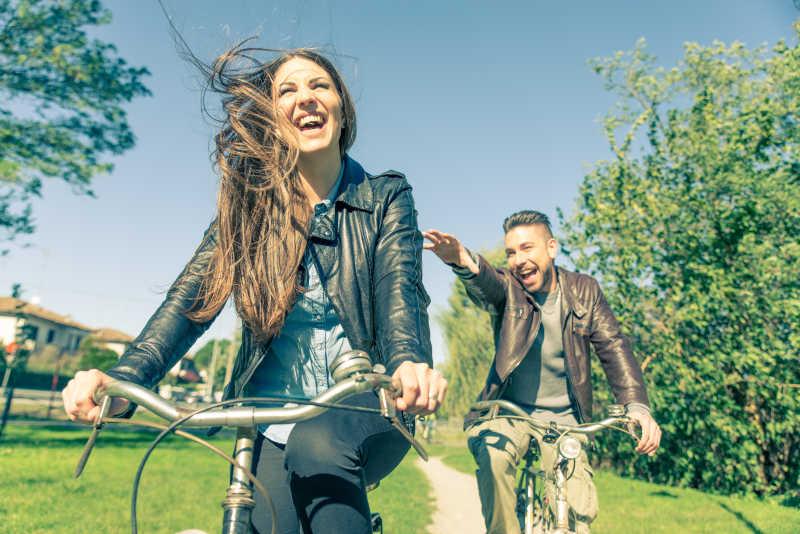 夫妇骑在自行车上微笑