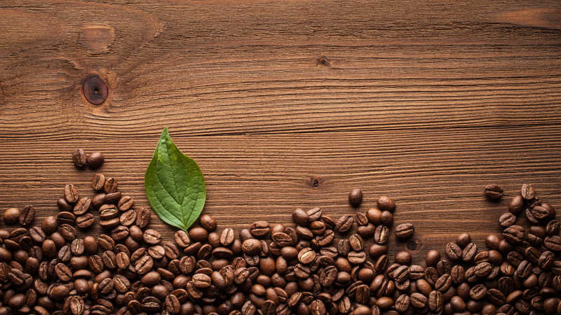 洒在木桌上的咖啡豆
