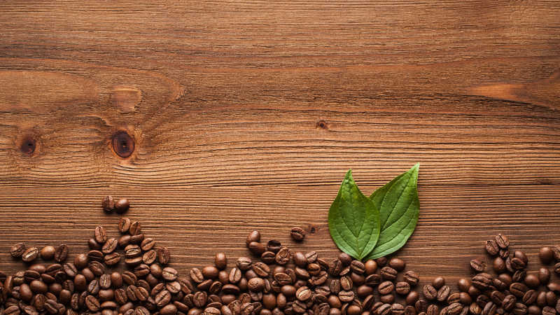 棕色木桌上的咖啡豆