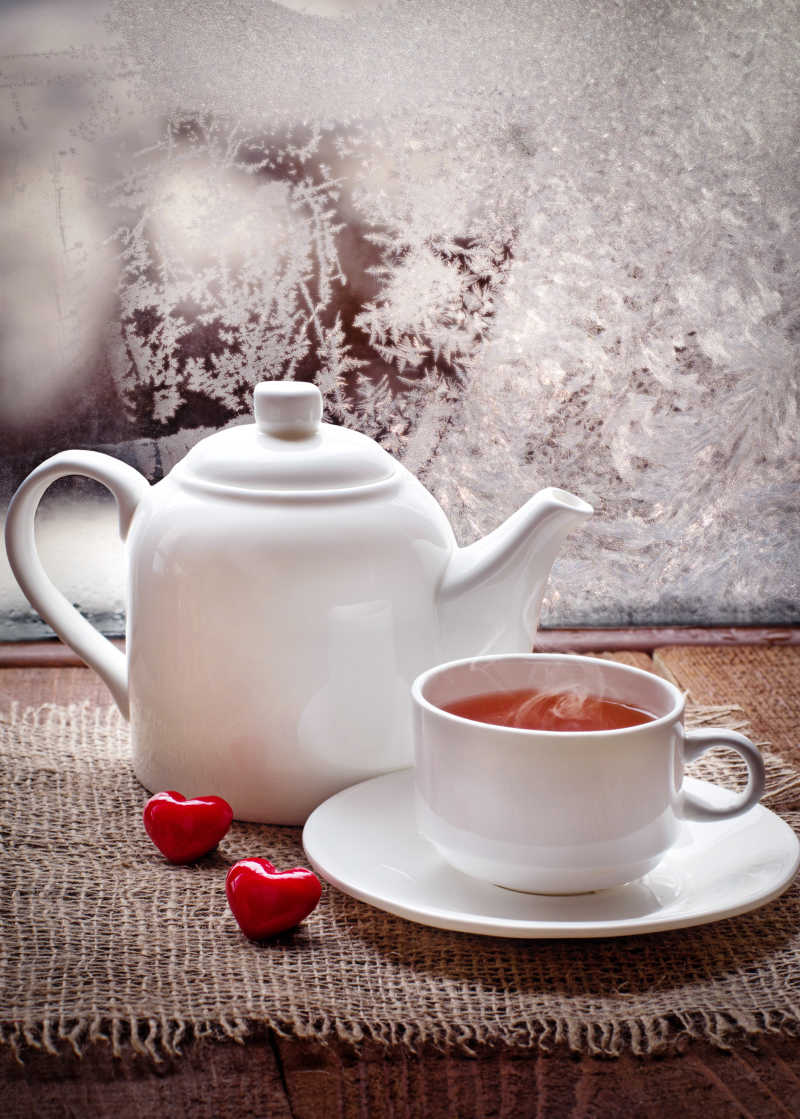 窗边的桌上放着茶壶和热茶