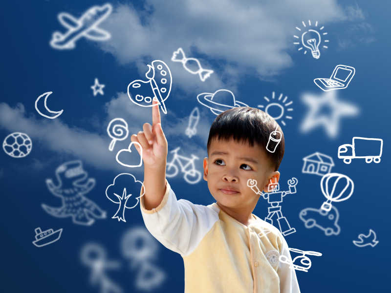 亚洲儿童按飞行的想象符号