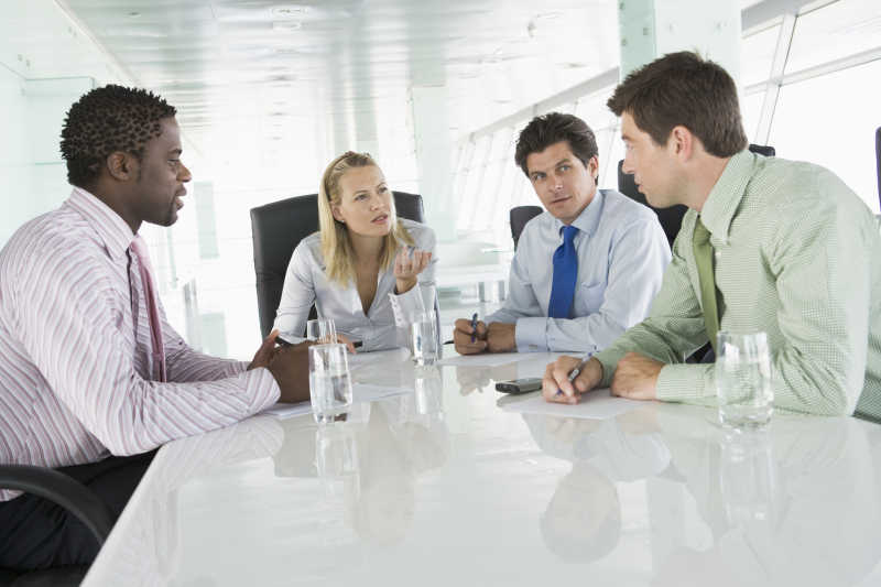 四个人在会议室里谈话合作