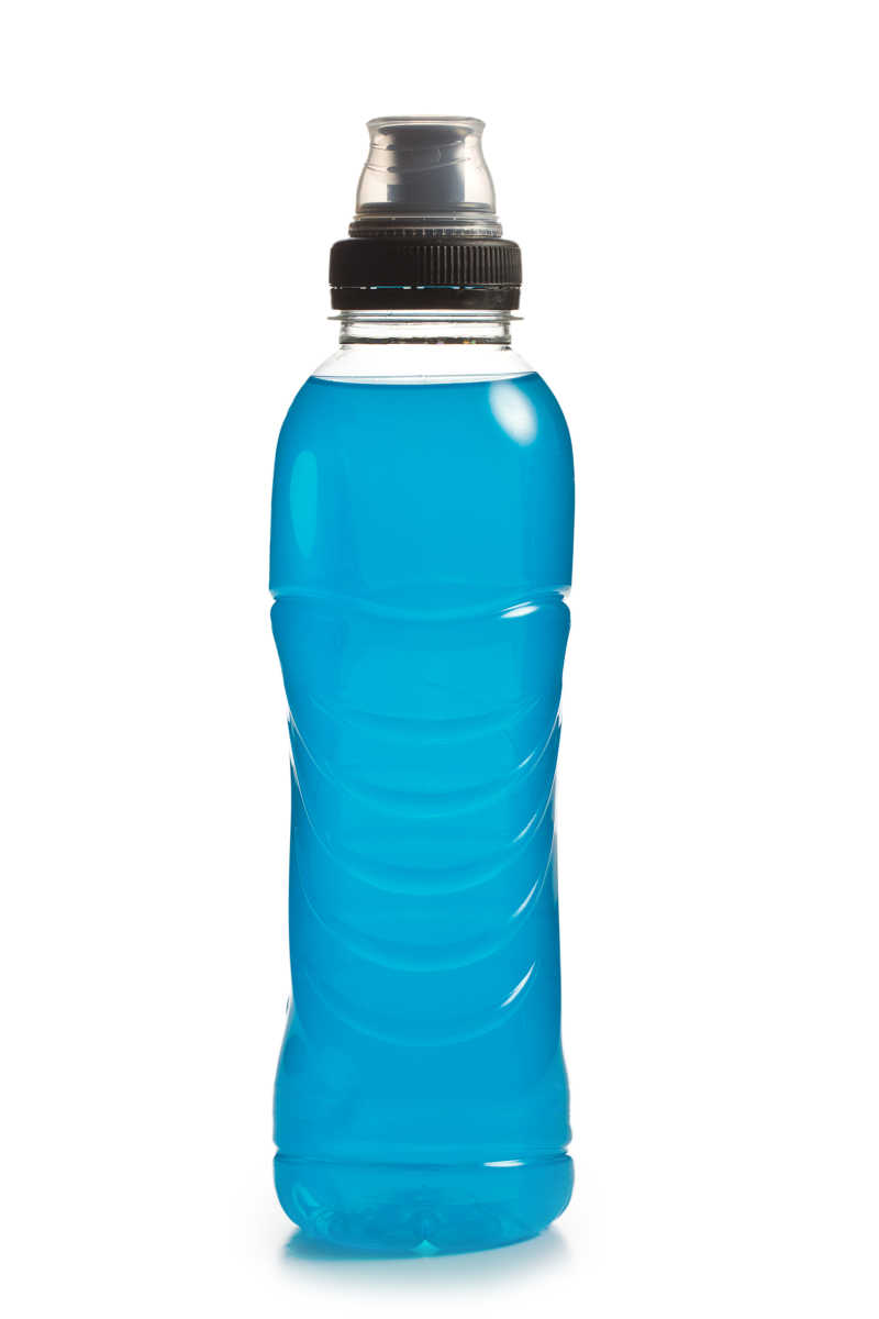 在塑料瓶中的蓝色饮料