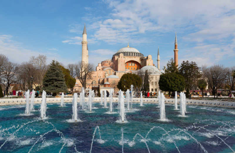 土耳其圣索非亚大教堂前的喷泉美景