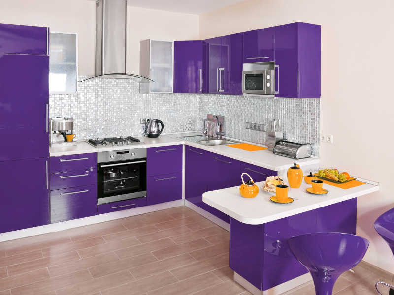 紫色装饰的现代厨房