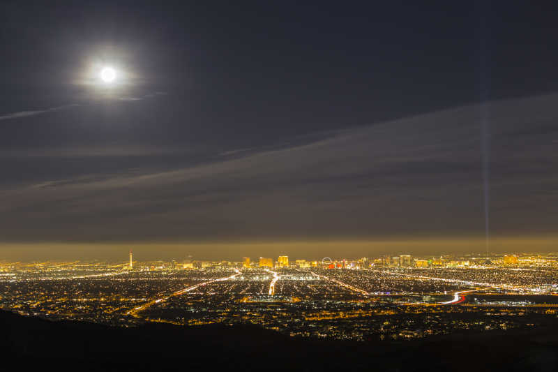 满月时的拉斯维加斯夜景