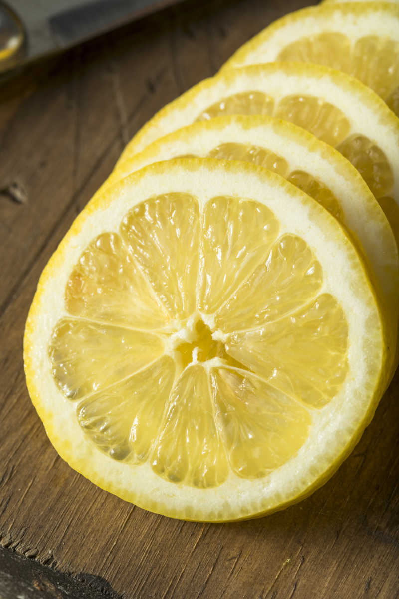 切片的黄色柠檬