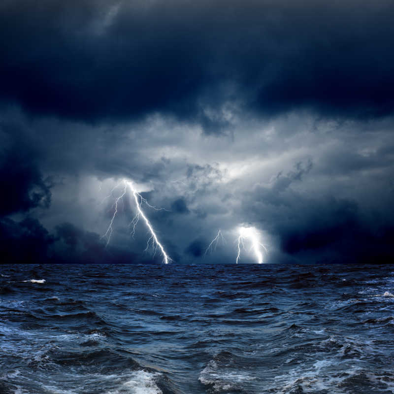 风雨如磐海的闪电