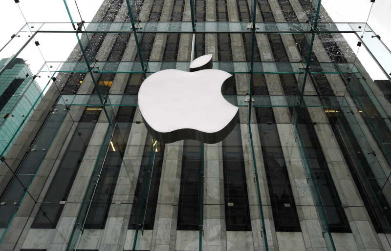 城市建筑玻璃窗户上的大型苹果商标