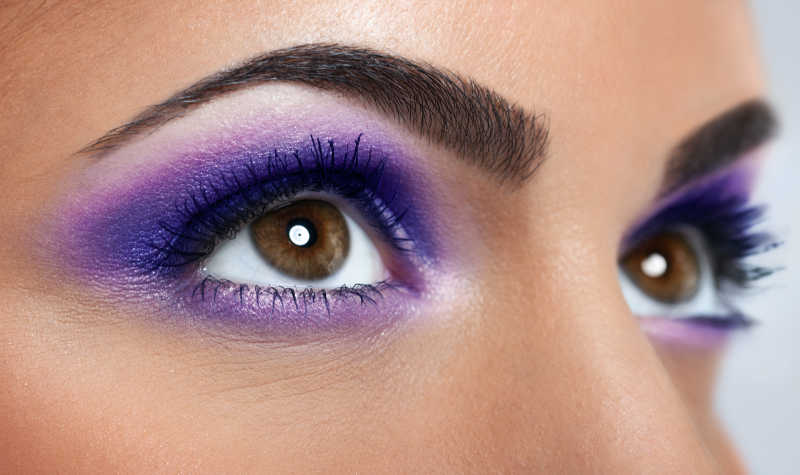 女人画着紫色的妆眼