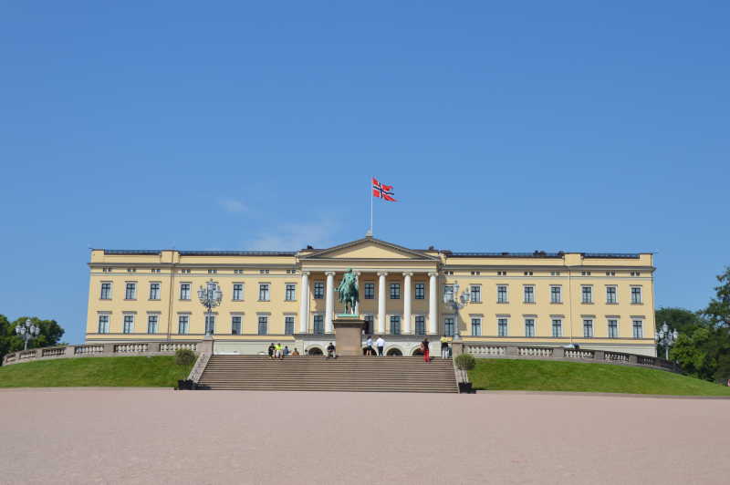 蓝天下的奥斯陆皇宫