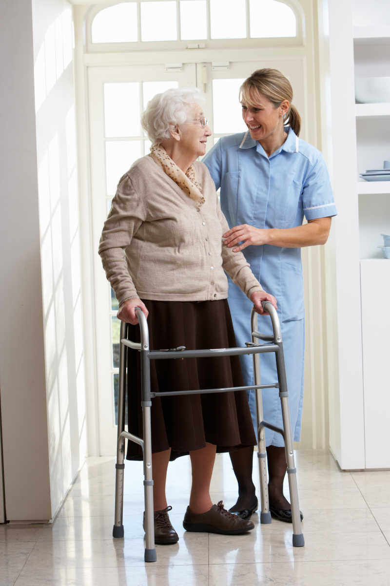 护士和扶着助步器的老人