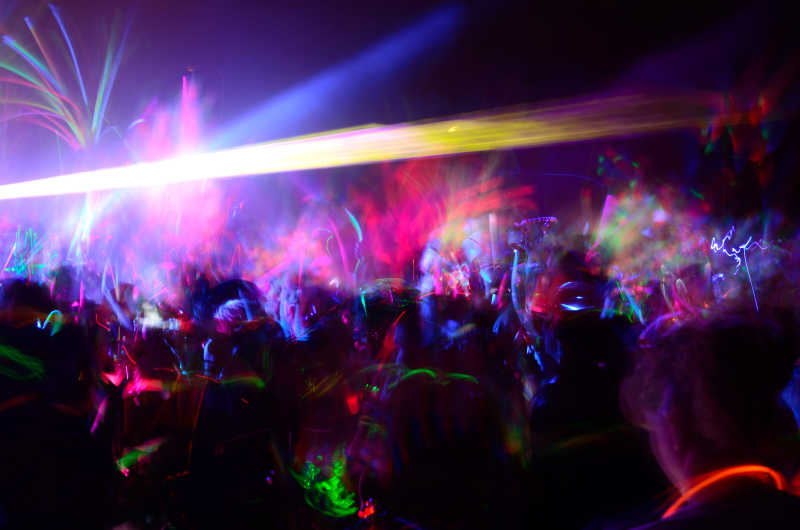 彩色霓虹灯的光棒在夜间庆祝和狂欢