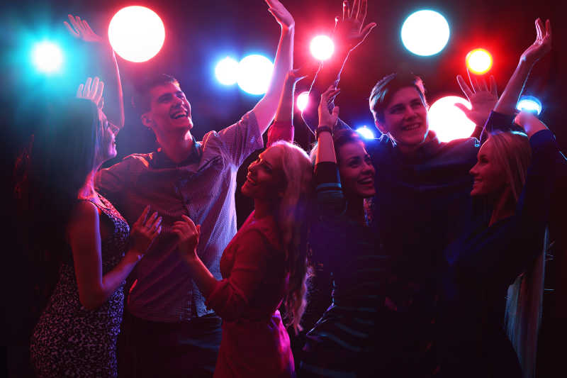 一群在聚会晚会上跳舞的年轻人