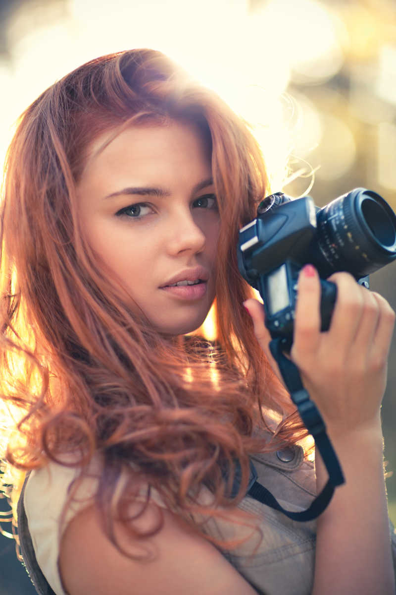 年轻的女摄影师