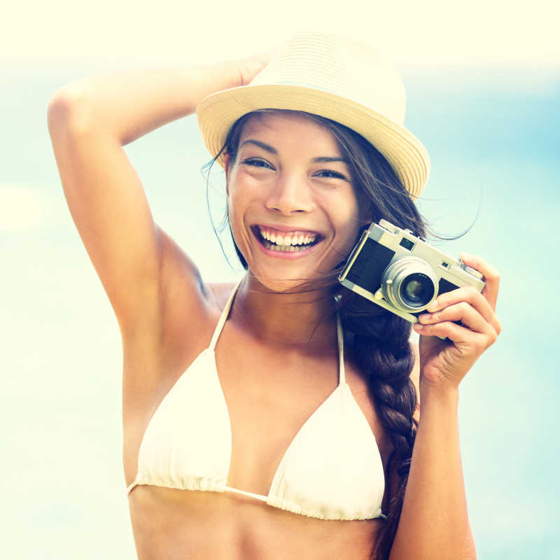 沙滩女人复古复古相机