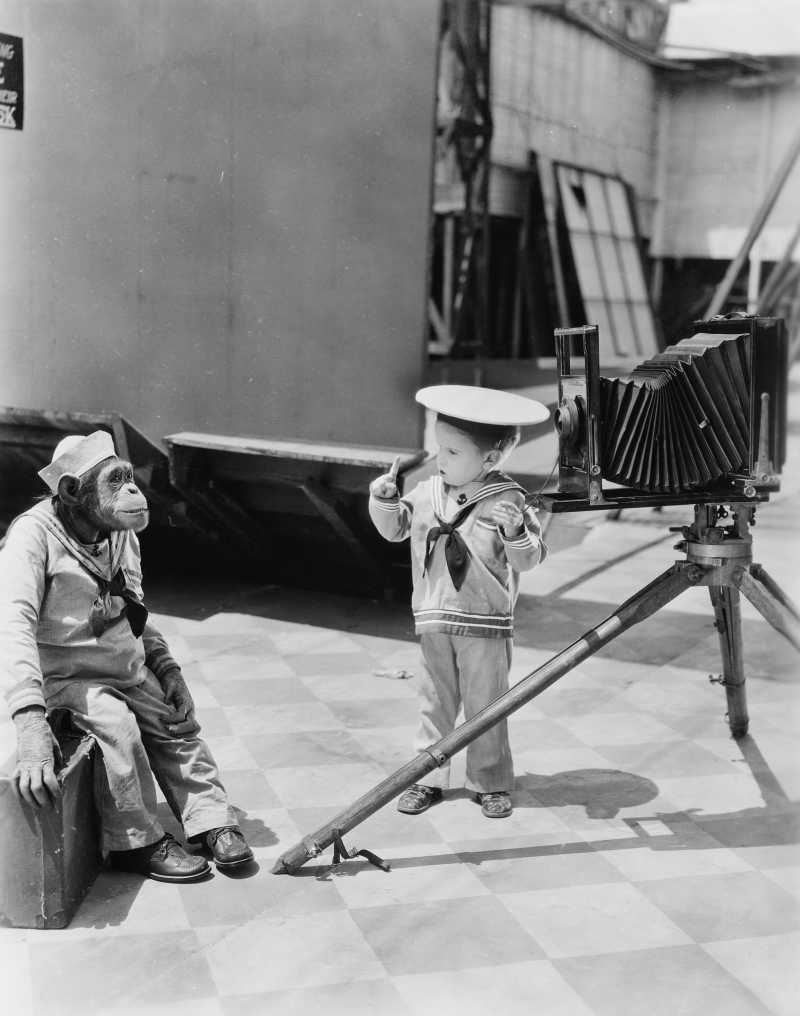 1940年代猩猩与孩子的黑白照片