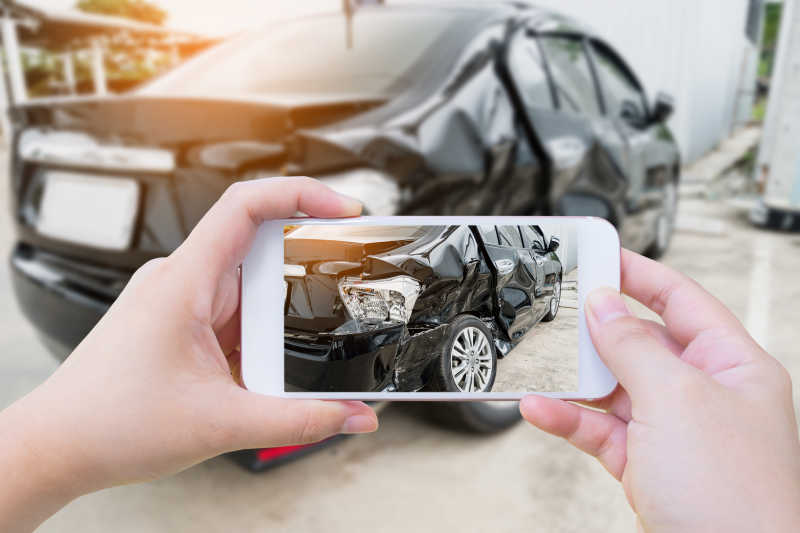 手持移动智能手机拍照车祸
