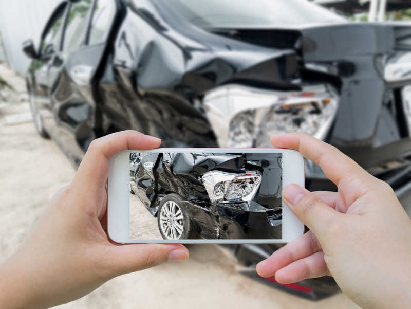用智能手机拍照的车祸事故